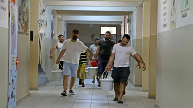 Öğretmenler eline fırçayı aldı, öğrencilerle duvarları boyadı