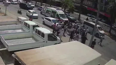 Otomobilin çarptığı iki çocuk metrelerce savruldu