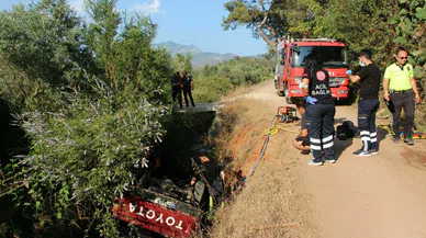 Kanala düşen kamyonetin altında kaldı, 1 saatlik çalışmayla kurtarılabildi
