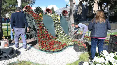 Kemer Yaz Sezonuna Petunyalarla 'Merhaba' Diyor