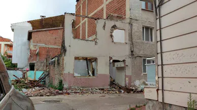 Yıktığı duvarın altında kaldı