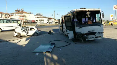 Otel servisi ile otomobil çarpıştı: 4 yaralı