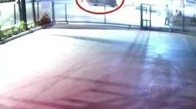 Aydınlatma direğine çarpan otomobil takla attı