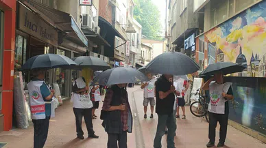 HOPA’DA EMEKLİLER “ZAM YAĞMURUNA” KARŞI ŞEMSİYELERİYLE SOKAĞA ÇIKTI
