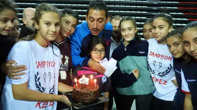 Antrenöre, öğrencilerinden jest