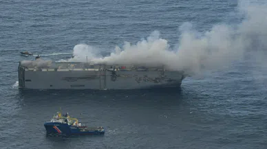 Hollanda'da gemi yangını... Günlerce sürebilir!!!