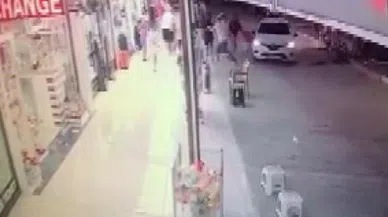 Turist esnafın üzerine araba sürdü