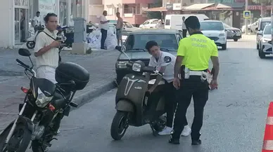 KASK KULLANMADIKLARI İÇİN CEZA ALDILAR, KASKLA YOLA DEVAM ETTİLER