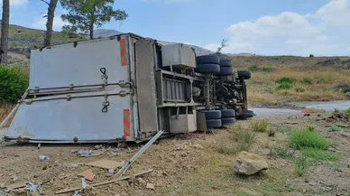 Karayolunda kamyon devrildi