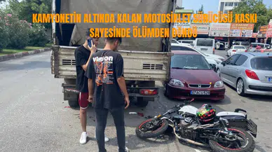 Kamyonetin altında kalan motosiklet sürücüsü kaskı sayesinde ölümden döndü 