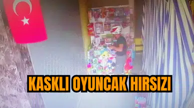 Kasklı oyuncak hırsızı kameraya yakalandı