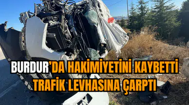 Burdur’da hakimiyetini kaybetti trafik levhasına çarptı