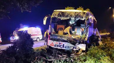Yolcu otobüsü aydınlatma direğine çarptı, 16 kişi yaralandı