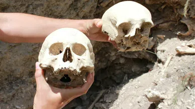 Mersin'de defineciler tahrip etti bakın oradan ne çıktı