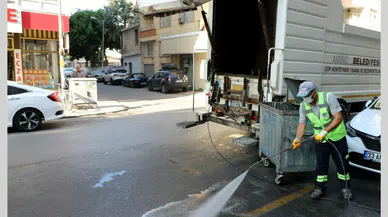 Mersin'de ekipler şehir temizliği yapıyor