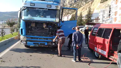 Isparta'da tırın lastiği patladı karşı kaldırıma geçti