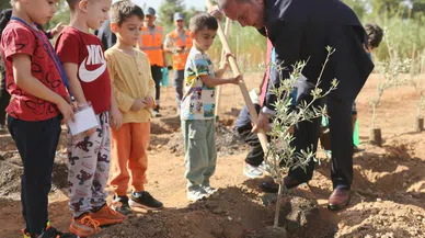 Antalya'da Cumhuriyet’in 100. yılında 1923 fidanı toprakla buluşturdu