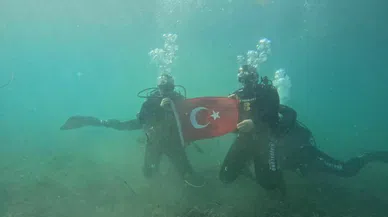 O İlde Kaymakam ve belediye başkanı Cumhuriyet için denize daldı