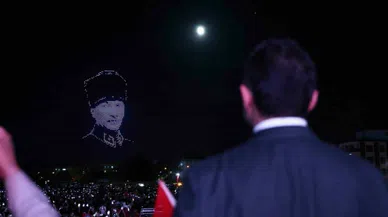 İzmir’de 1923 dron ile 100. yıl gösterisi hayranlıkla izlendi