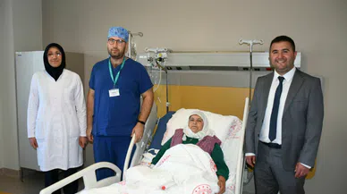 Yaşlı kadının karnından öyle bir şey çıktı ki doktorlar şok oldu