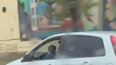 Çocuğu direksiyon başına geçirip trafiği tehlikeye soktular