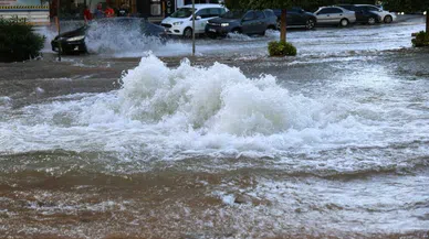 Boru patladı şehir sular altında kaldı!