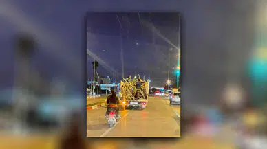 Tehlikeli yolculuk motosikletli şahıs kamyonet kasasında