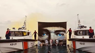 Yüzlerce vatandaş Atatürk'e saygı zinciri oluşturdu!