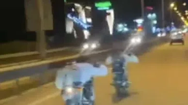 Motosikletle tehlikeli yarış!