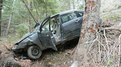 Virajı alamadı 100 metre yüksekten uçuruma uçtu!