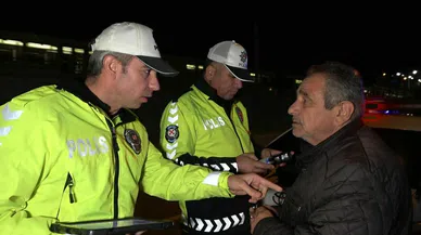 Alkollü sürücü yan koltuğa geçmeye çalışırken polise yakalandı