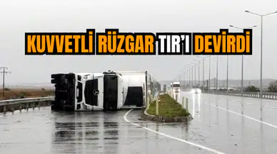 Kuvvetli Rüzgar TIR’ı Devirdi