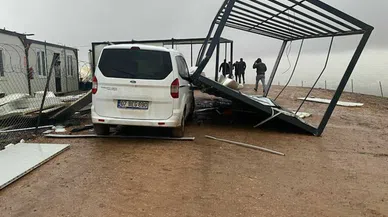 Siirt'te şiddetli fırtına işçilerin konteynerleri yıktı