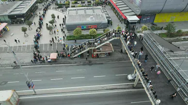 Sanki savaşa hazırlık! AVM'de indirim kuyruğu oluştu