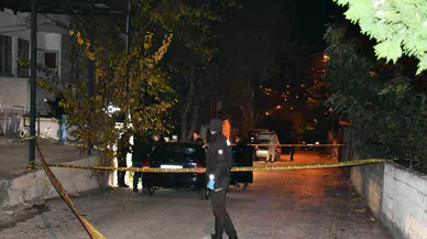 Park halindeki otomobilde kendini vurdu