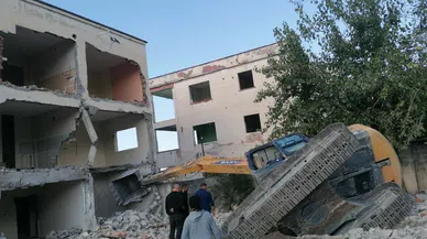 Hatay'da kepçe yıkım yaparken devasa yarığın içine düştü