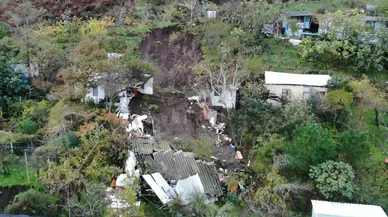 Bursa'da yaşanan heyelan evi yok etti