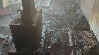 Benzin döktükleri soba patladı! Anne öldü 2 çocuğu yaralandı