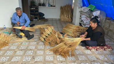 Süpürge yaparak 40 yıldır geçiniyor