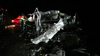 Tokat'ta minibüs kamyona çarptı 5 kişi hayatını kaybetti