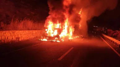 Çimento kağıdı yüklü tır alevler içinde kaldı