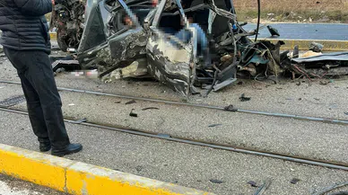 Otomobil tramvay yolunda ikiye bölündü: 1 ölü, 3 yaralı