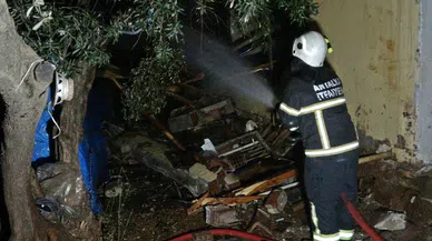 Gecekondu alev alev yandı  