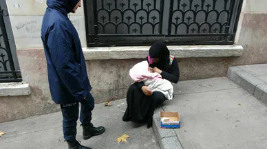 Karaköy'de Duygu Sömürüsü Yapan Yabancı Uyruklu Dilenciler Zabıta Tarafından Yakalandı