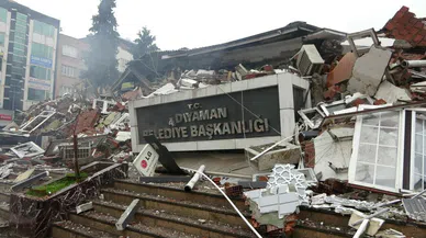 Deprem belediye binasını ve camileri yıktı