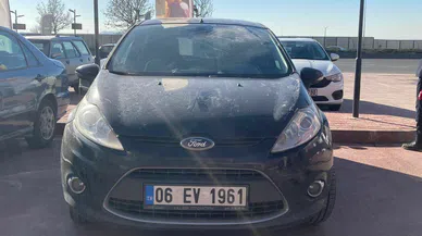 Fren yerine gaza basınca mağazanın içine daldı