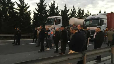 TEM'de damperi açılan tır yön levhasını devirdi