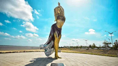 Shakira'nın Heykeli Doğum Yeri Kolombiya'ya Dikildi