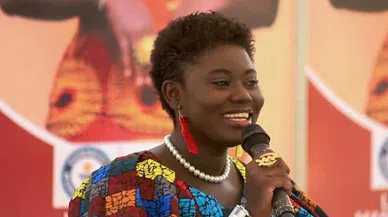 Ganalı eski güzellik kraliçesi şarkı söyleme rekoru kırdı