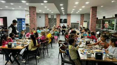 Adana'da çadırda yaşayan çocuklara kebap ve oyuncak dağıttılar